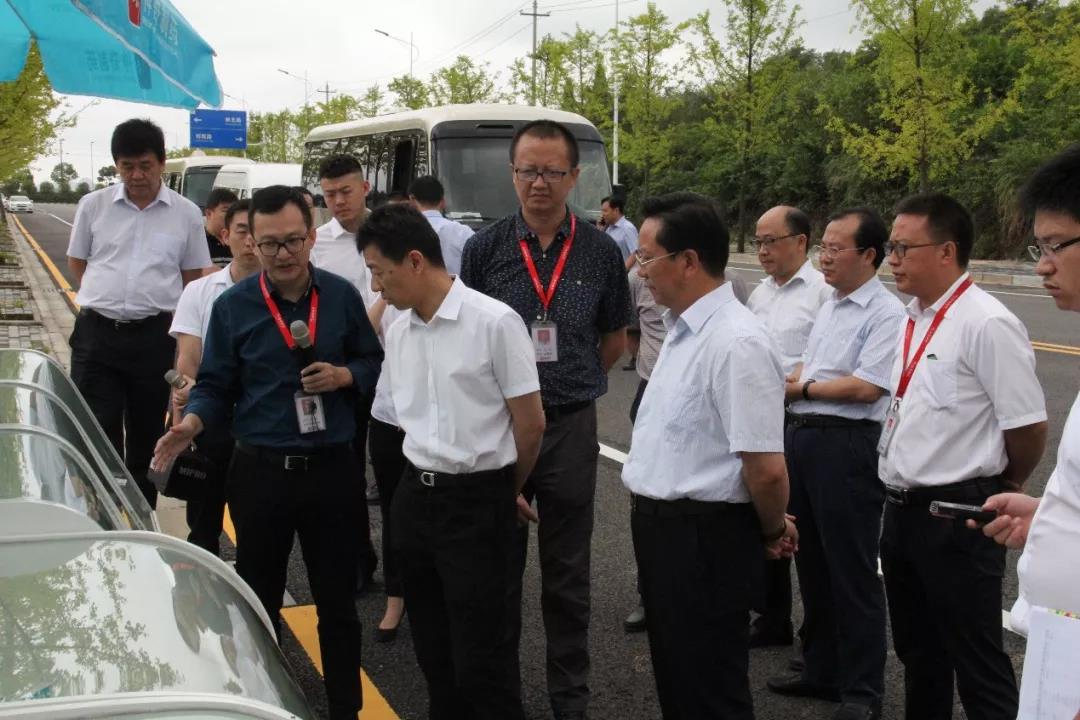 贵阳市市长陈晏调研yy易游体育大健康医药产业园2.jpg